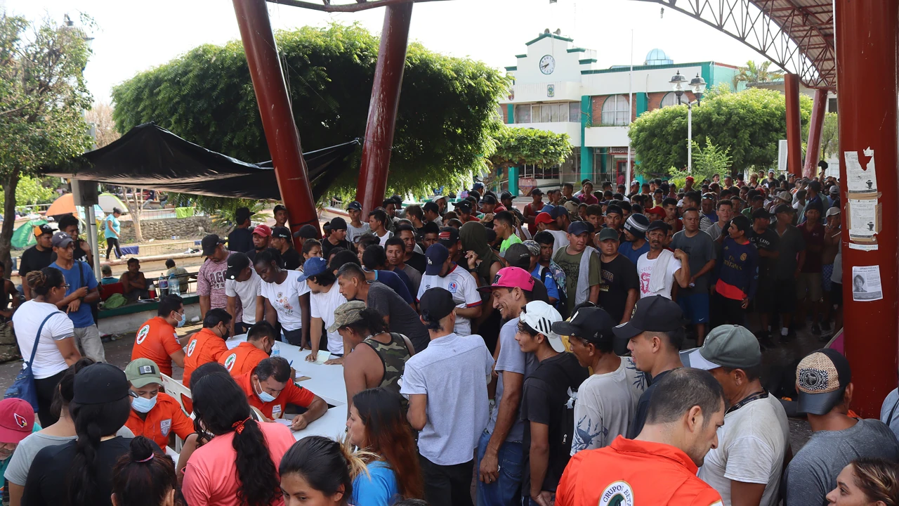 En vísperas de la visita de EU, caravana de 10 mil migrantes sale de México