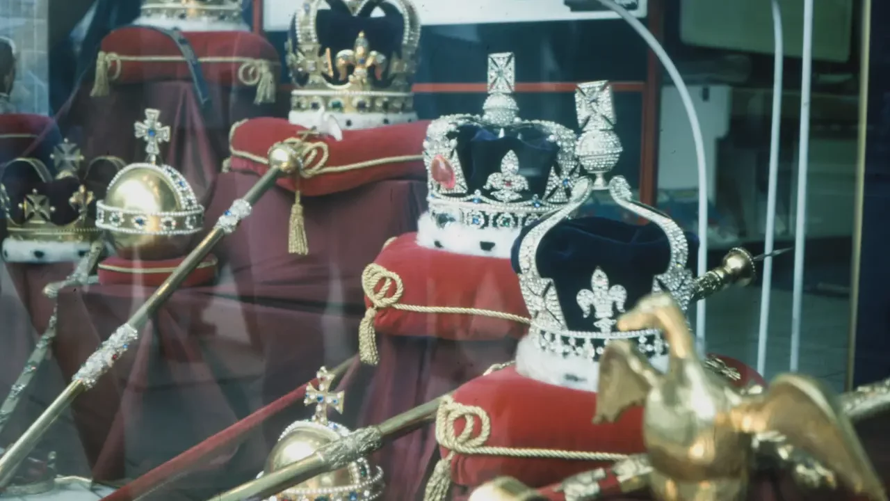El 58% de los británicos apoya la monarquía, el 32% son jóvenes