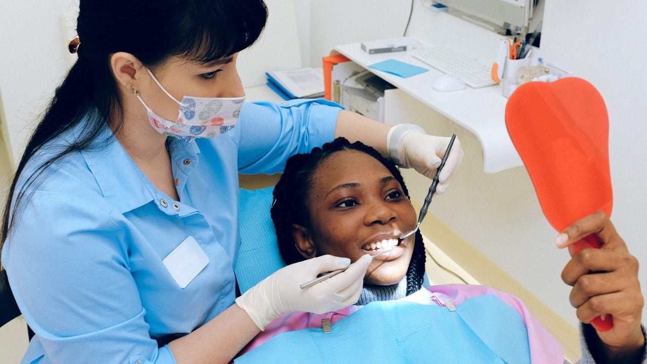 Dentistas advierten sobre los ‘técnicos de carillas’ virales en redes sociales
