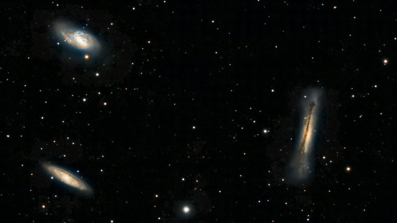 Los ‘puntitos rojos’ observados por el telescopio Webb son galaxias primitivas repletas de polvo