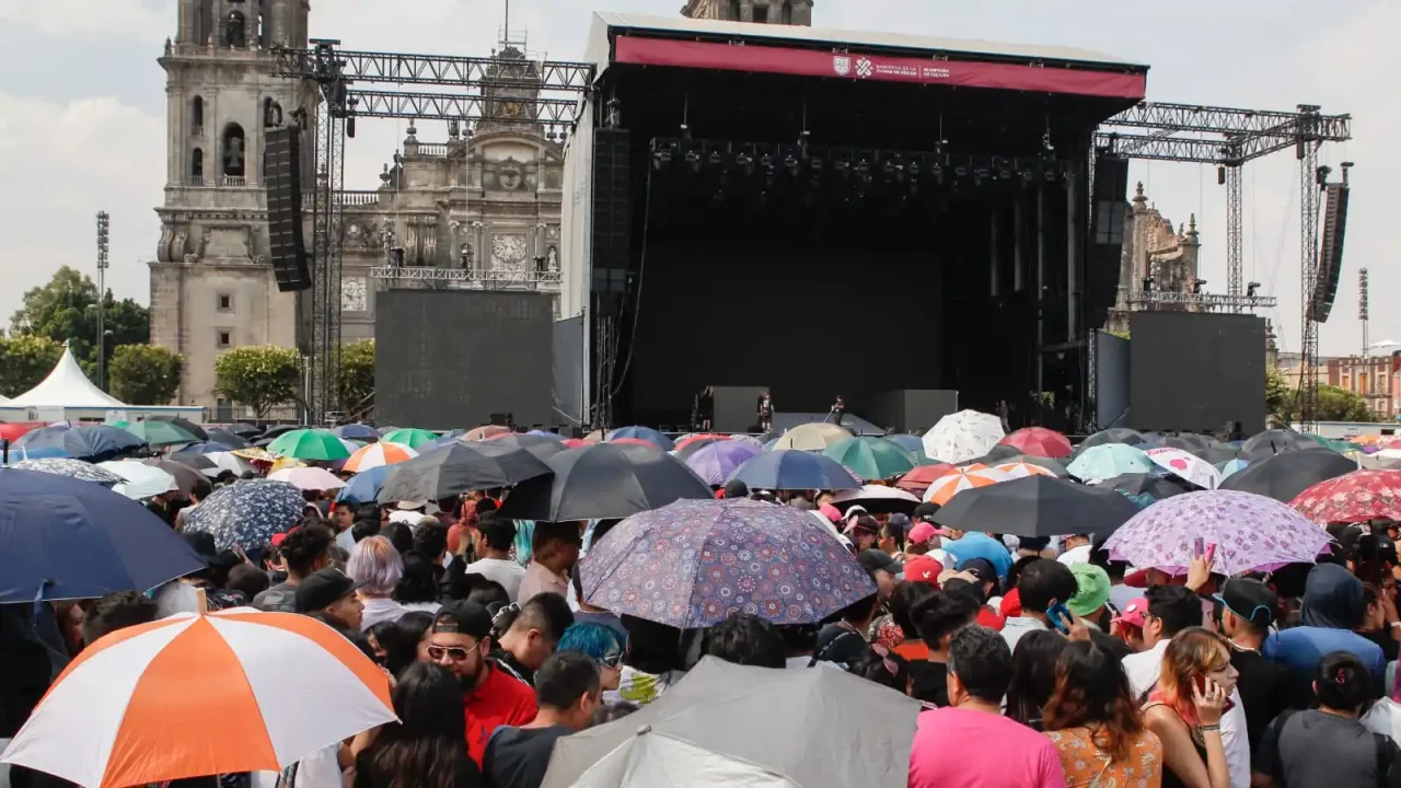 Miles esperan a Rosalía en el Zócalo al margen de controversia; ella les manda mensaje