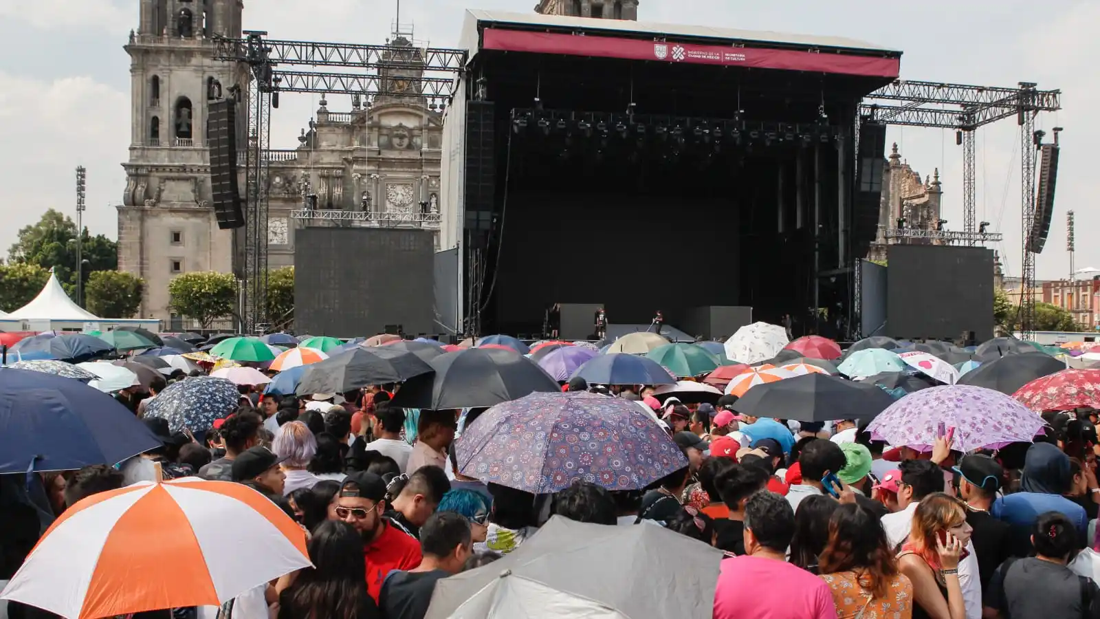 Miles esperan a Rosalía en el Zócalo al margen de controversia; ella les manda mensaje