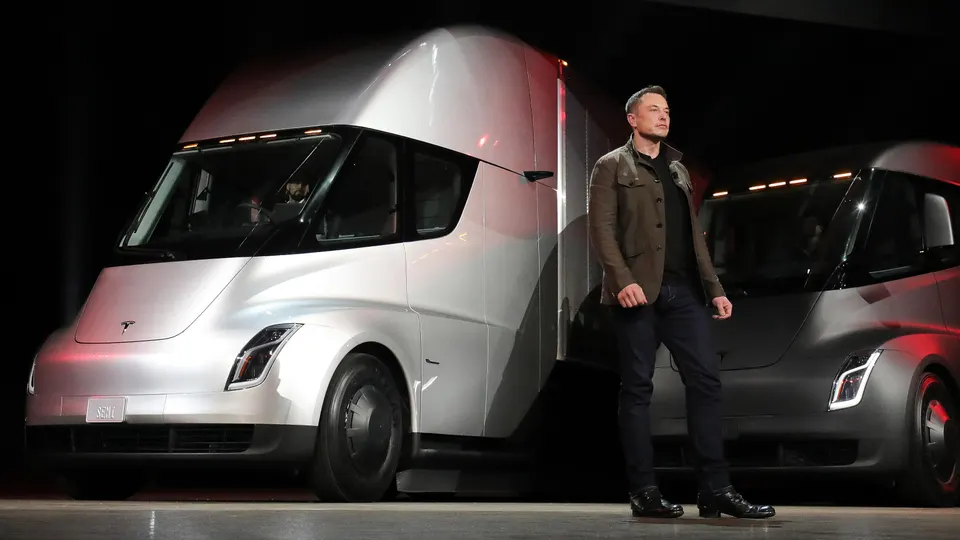 Elon Musk prometió transformar el transporte con el Semi de Tesla; 6 años después, los clientes esperan