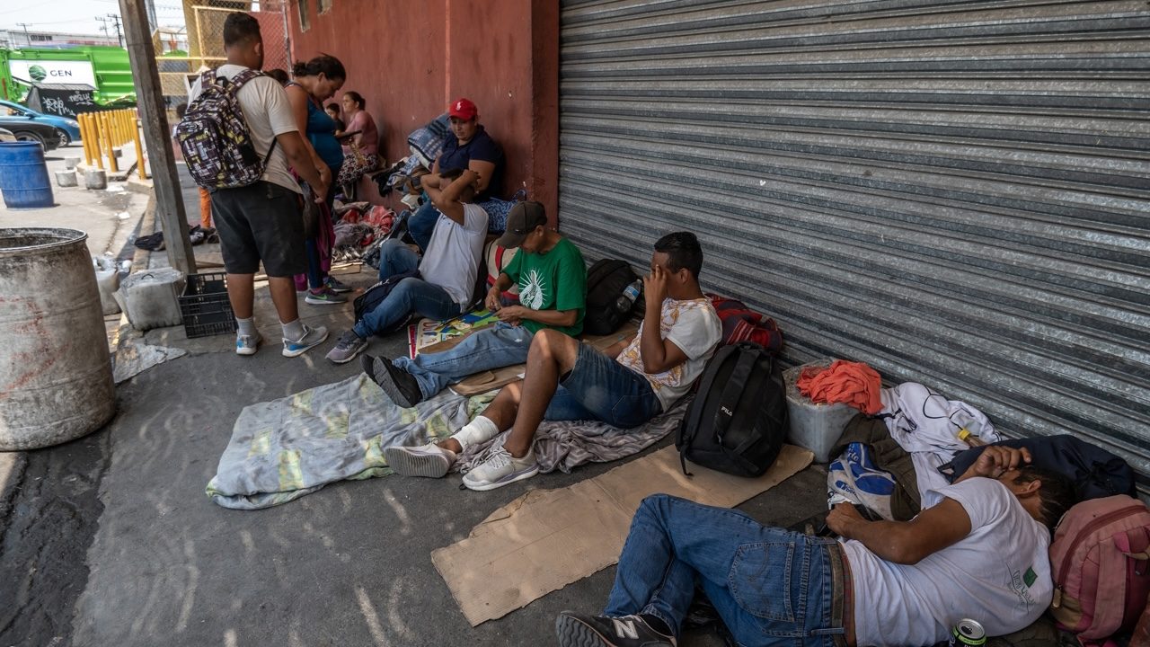 Migrantes regresan a albergues ante falta de oportunidades en frontera norte