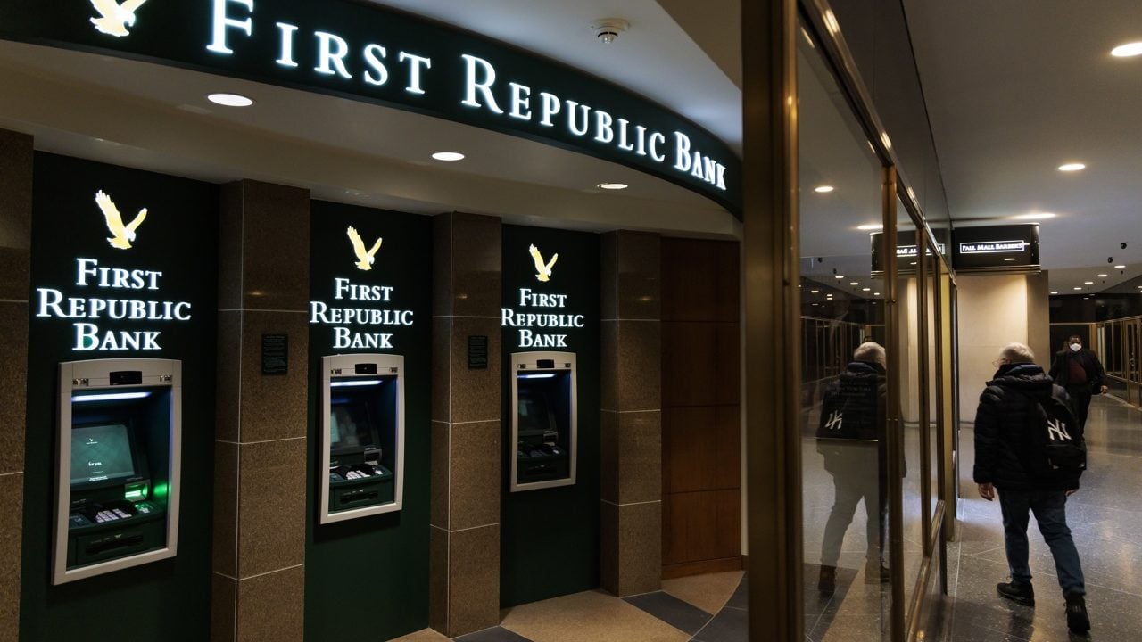 Acciones de bancos de EU se muestran estables tras venta de First Republic Bank a JPMorgan