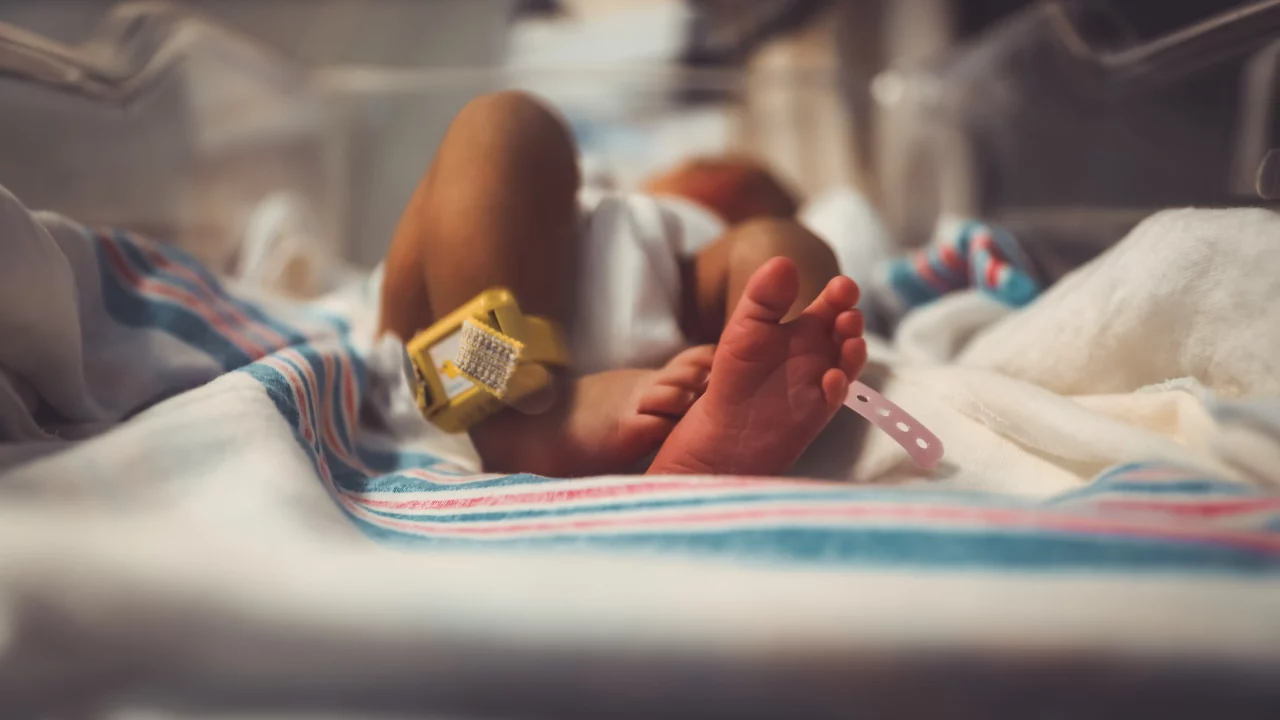 Nace el primer bebé en Reino Unido con ADN de 3 personas