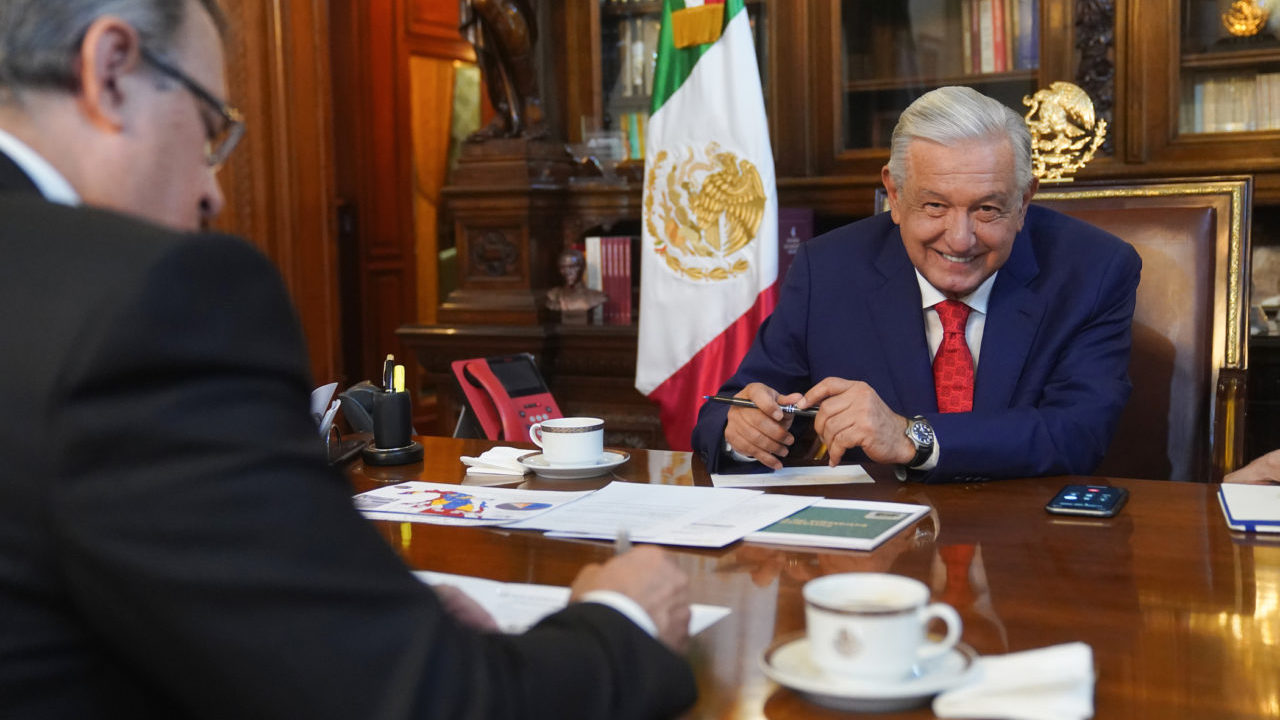 Somos amigos y buenos vecinos, dice AMLO tras llamada con Biden