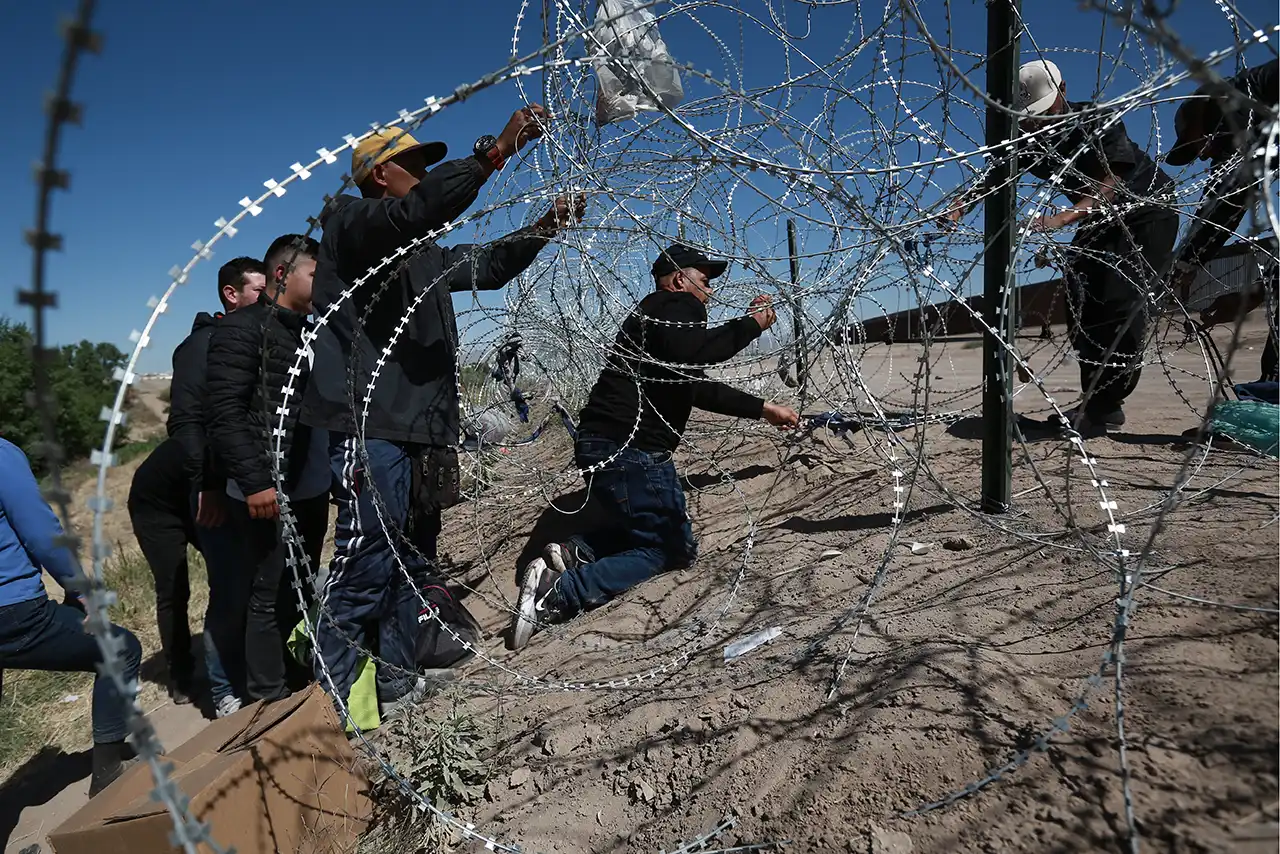 El cerco de púas en la frontera con Texas persiste pese al fallo judicial