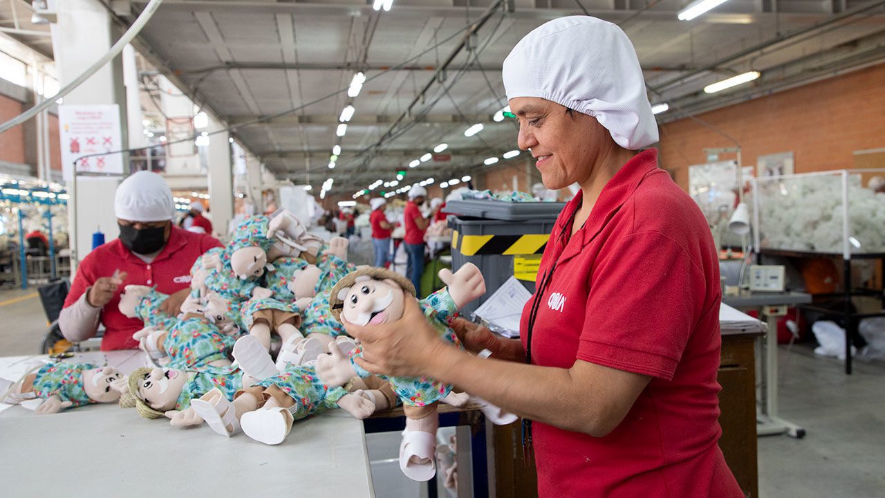 El peluche del Doctor Simi quiere conquistar EU y Chile; así se fabrican