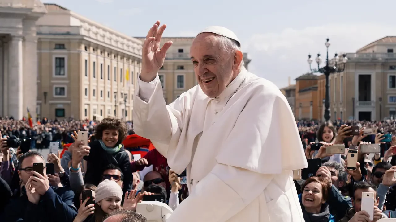 Del ‘quien soy yo para juzgar’ al ‘mariconeo’: la relación del Papa Francisco con el mundo LGBT+