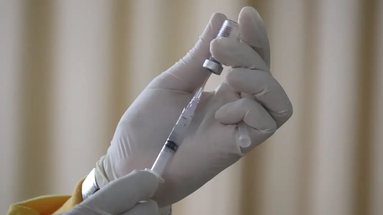 Vacuna de Moderna y Merck logra reducir en un 50% el riesgo de recaída en cáncer de piel