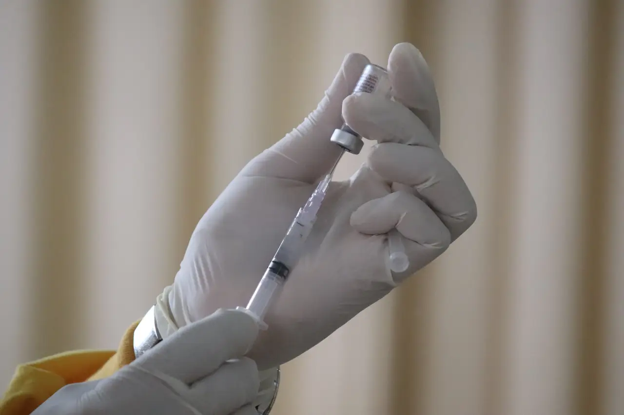 Vacuna de Moderna y Merck logra reducir en un 50% el riesgo de recaída en cáncer de piel