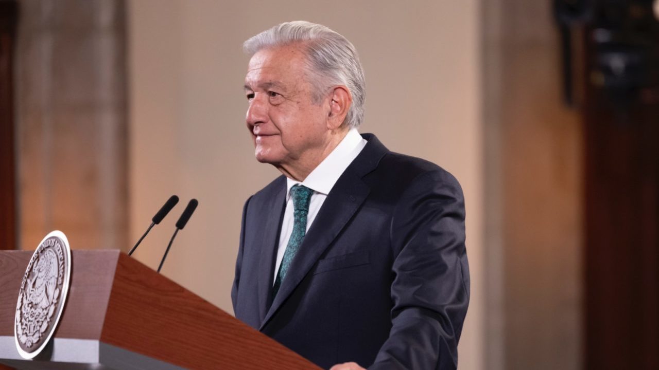 Decisión de ocupar vías de Ferrosur fue porque Grupo México pretendía pago de 9,500 mdp: AMLO