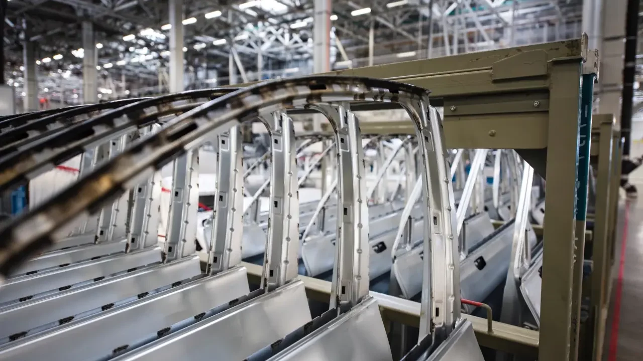 Fabricantes de autopartes minimizan pausa de Tesla a planta en NL
