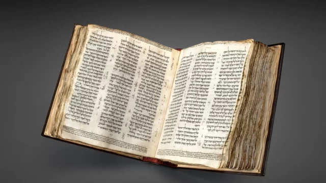 La Biblia hebrea más antigua del mundo se vende por 38.1 millones de dólares