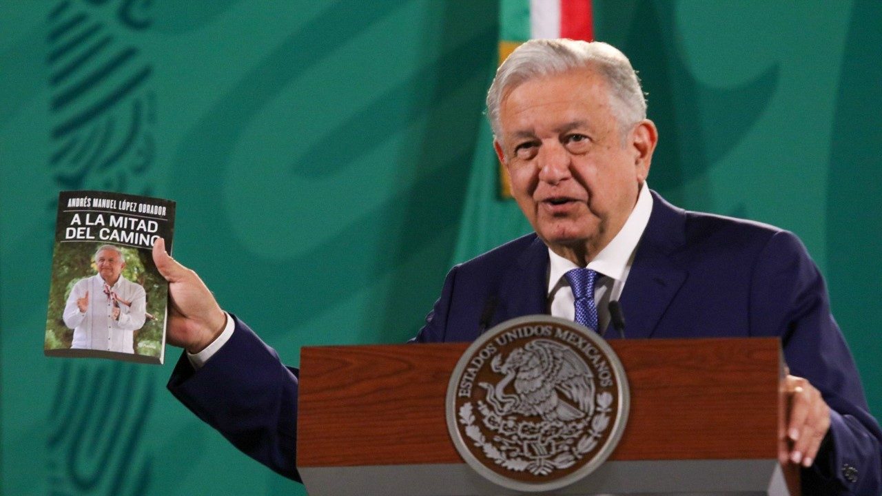 AMLO revela que ha ganado ya más de 3 millones de pesos por su libro ‘A mitad del camino’