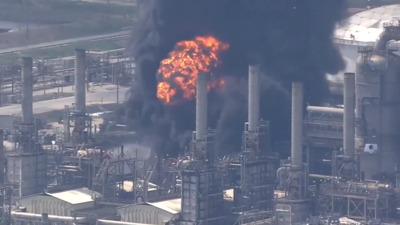 Se registra incendio en planta de Shell en Deer Park; Pemex envía equipos de emergencia