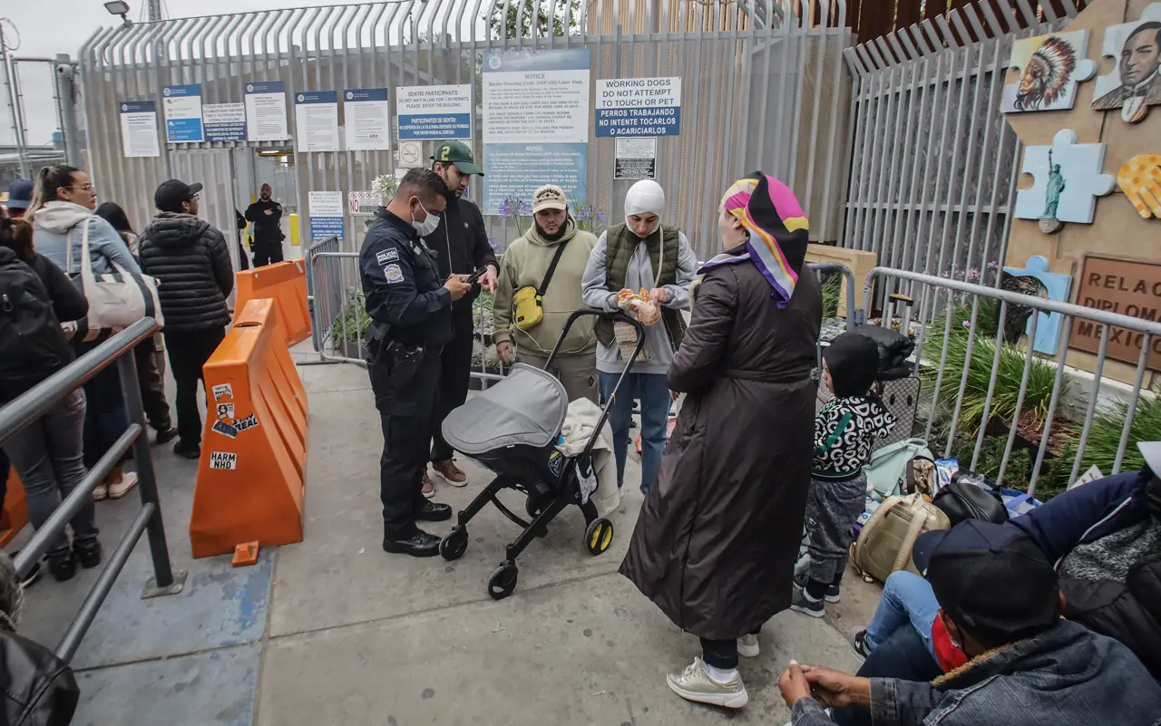 Migrantes que buscan asilo en EU se instalan en cruce de Tijuana