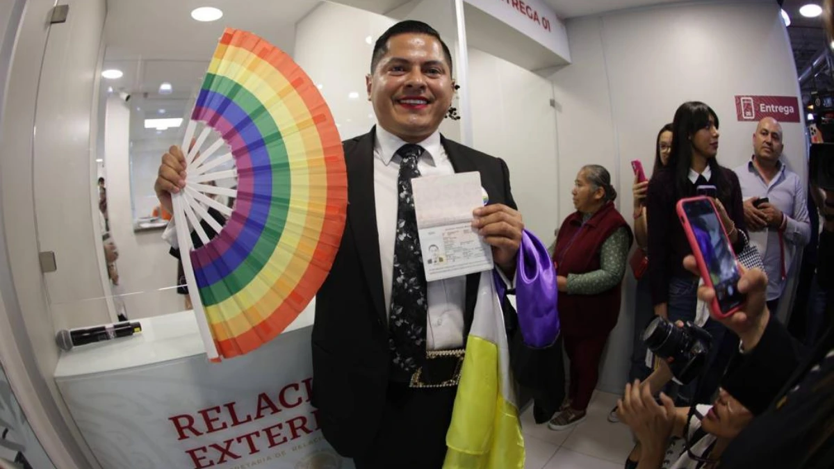 SRE emite el primer pasaporte a una persona con género no binario