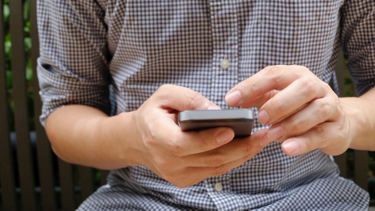 Reguladores de EU anuncian multas millonarias a empresas por negociar vía WhatsApp