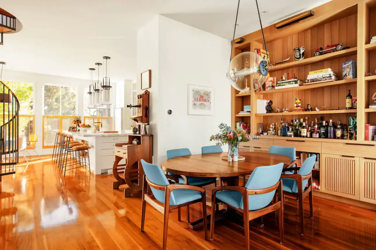 Fundador de Airbnb puso en renta una recámara de su casa, y esto pasó