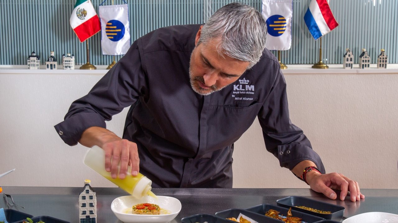 KLM presenta nuevos menús creados por el chef Mikel Alonso