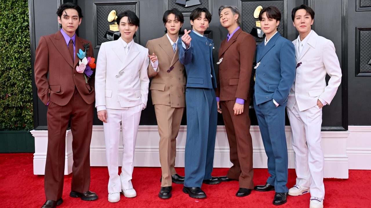 Con mural y nueva canción, BTS celebra sus 10 años