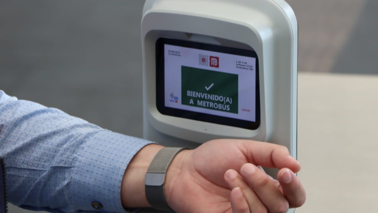 Metrobús suma esta nueva línea a los pagos con tarjeta bancaria sin contacto y ‘wearables’
