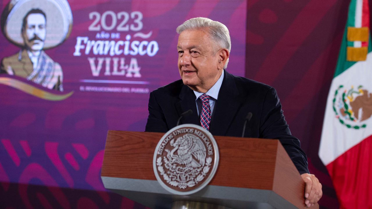 AMLO truena contra Vicente Fox por adjudicarse la paternidad de la pensión a adultos mayores
