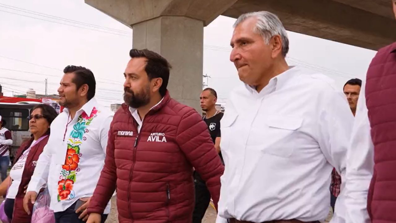 Él es el empresario de la industria militar que apoya a Adán Augusto, su ‘hermano’