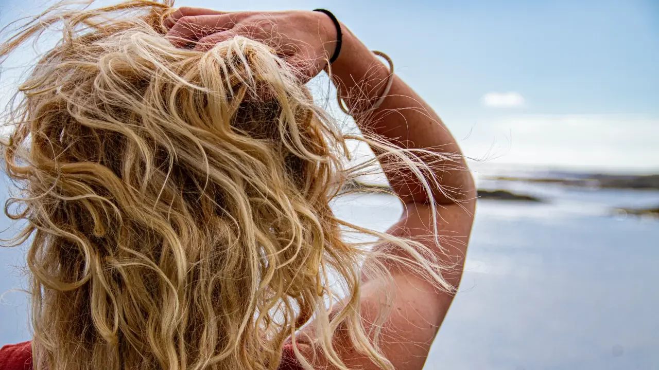 ¿Cómo evitar el frizz en nuestro cabello?