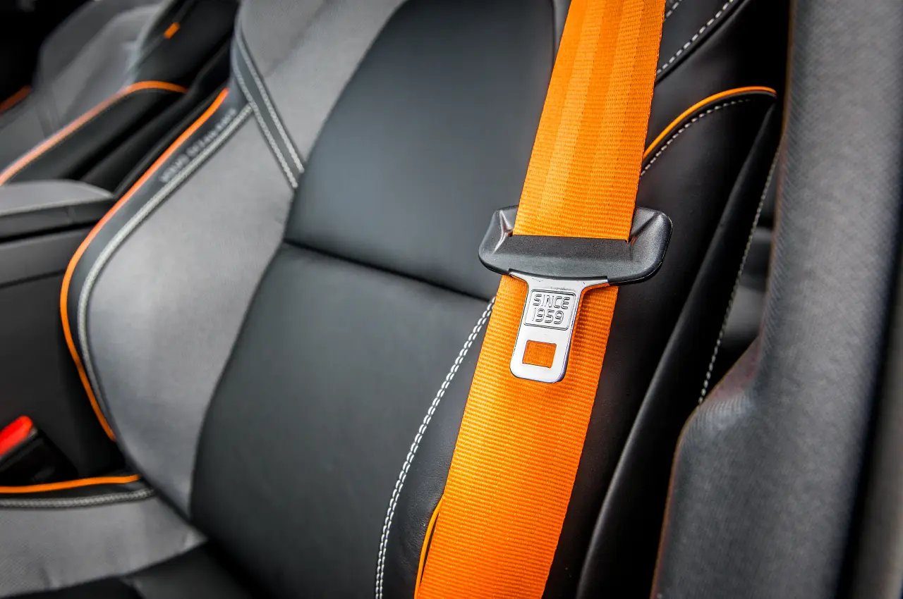 El cinturón de seguridad obligatorio en automóviles, cumple medio siglo