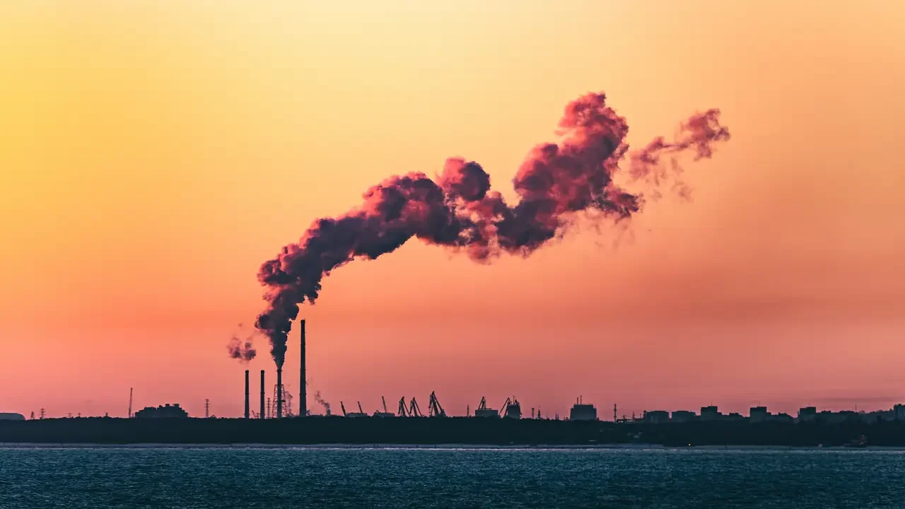 Emisiones de CO2 alcanzan nuevo récord en 2023, con 40,900 millones de toneladas