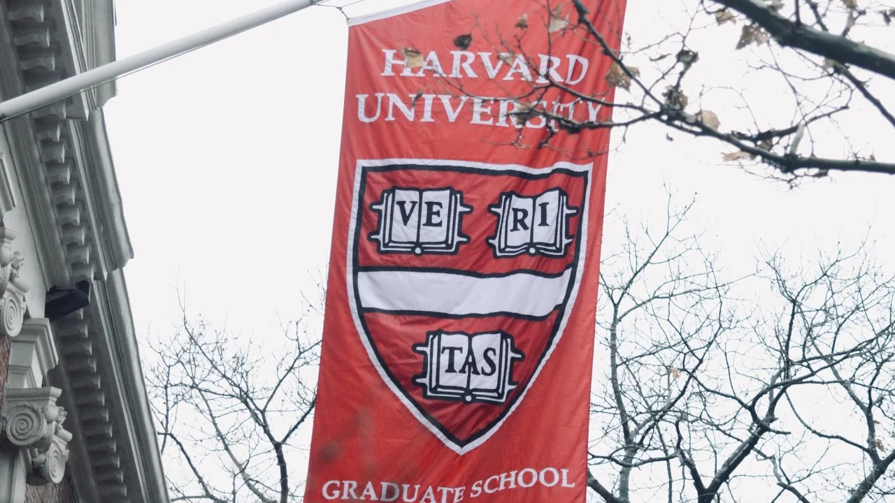 Harvard y la administración Trump se enfrentarán en tribunales por cancelación de financiación