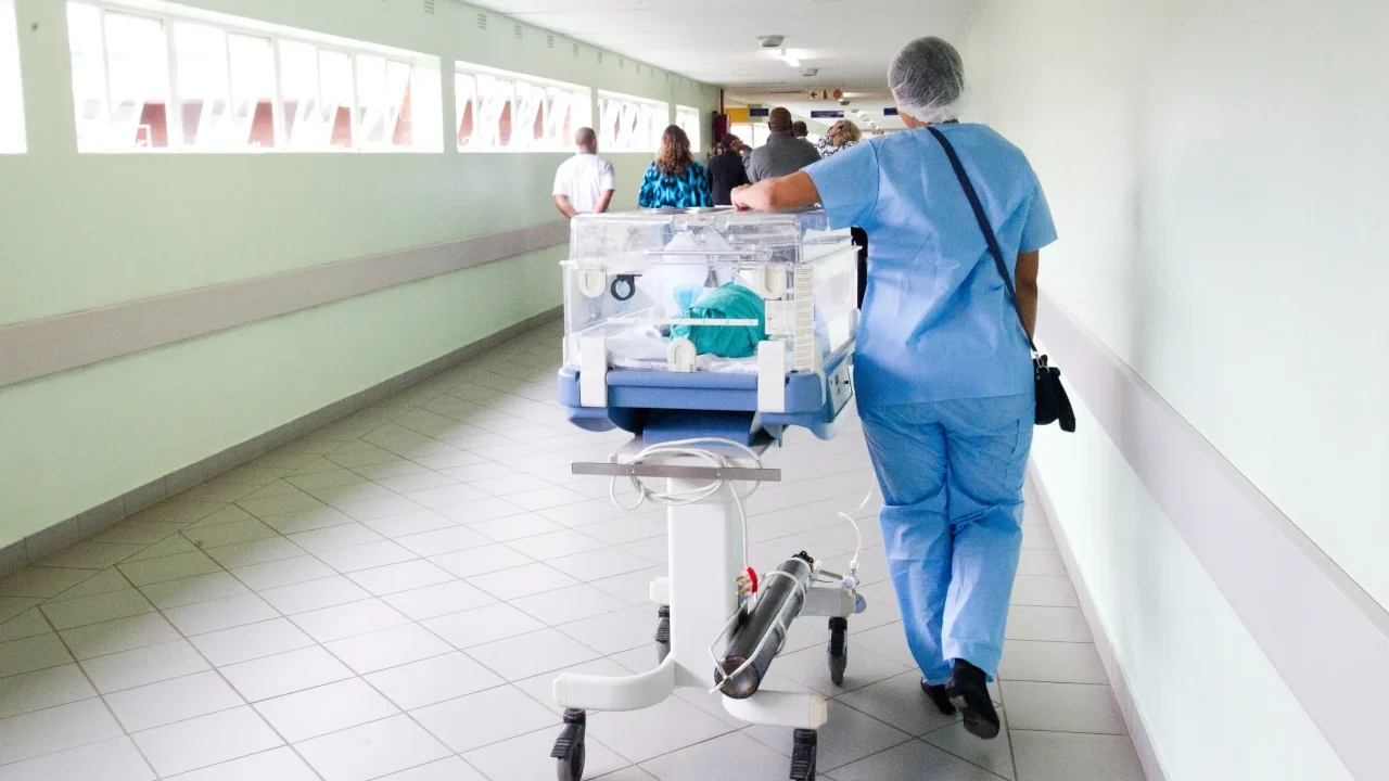 Investigadores descubren germen que se ‘alimenta’ del plástico hospitalario