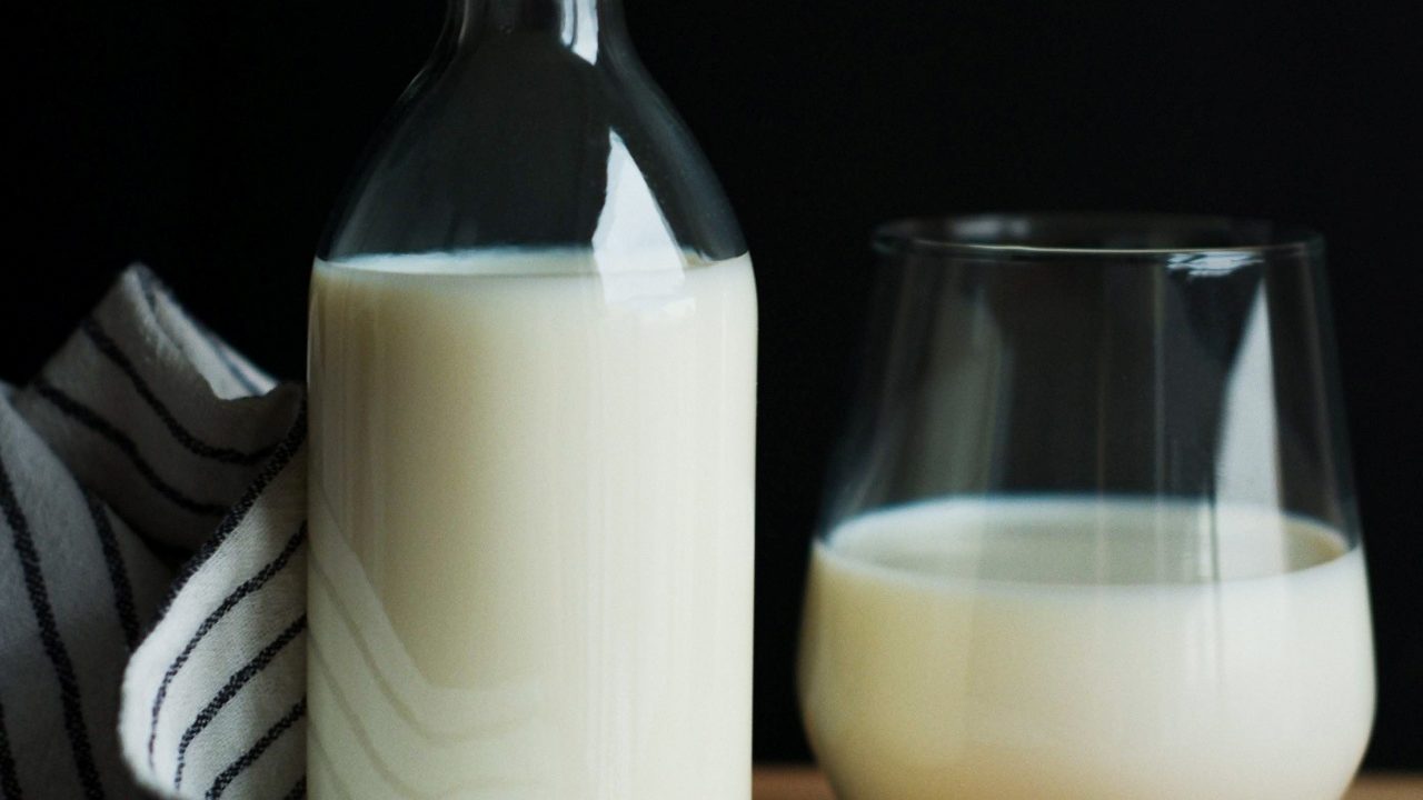 Productores atribuyen encarecimiento de la leche a la especulación