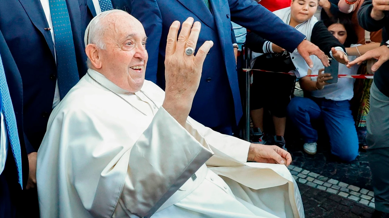 Papa Francisco critica la ‘hipocresía’ de quienes cuestionan las bendiciones LGBTQ+