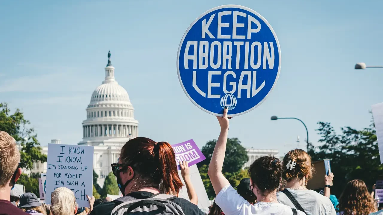 Prohibir el aborto es un sello distintivo de los regímenes autoritarios, señalan expertos