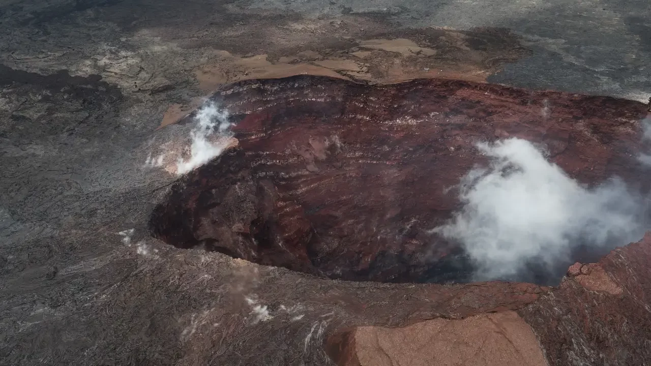 Volcán Kilauea entra en erupción en Hawái: lava se mantiene en el cráter