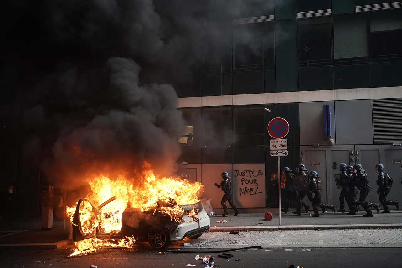 Más de 2,500 edificios y 12,000 vehículos incendiados tras disturbios en Francia