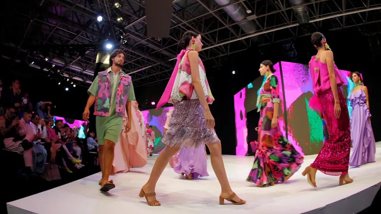 El colorido de la pitaya mexicana inunda la nueva colección de Benito Santos
