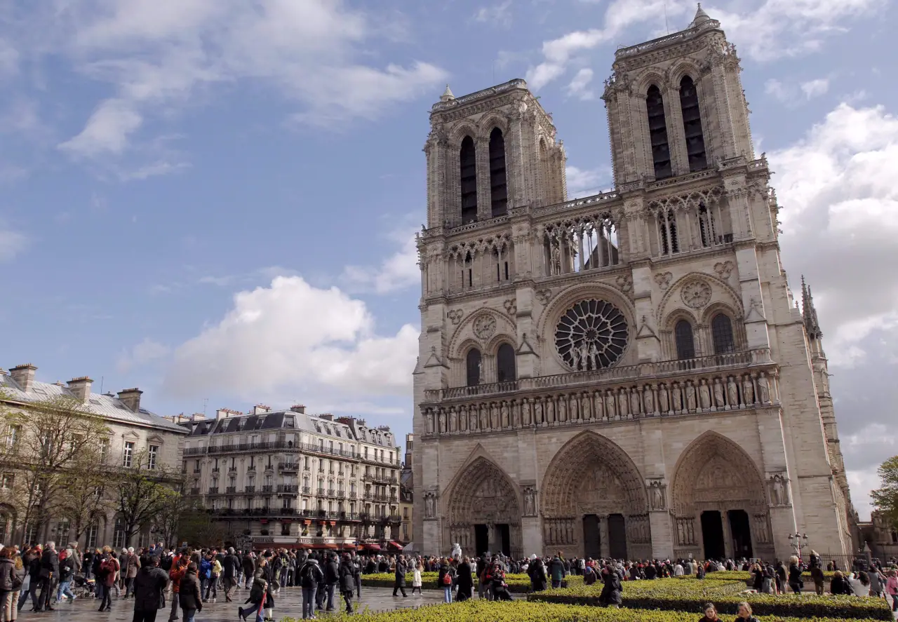 Reinstalan en la aguja de Notre Dame dieciséis estatuas retiradas antes del incendio