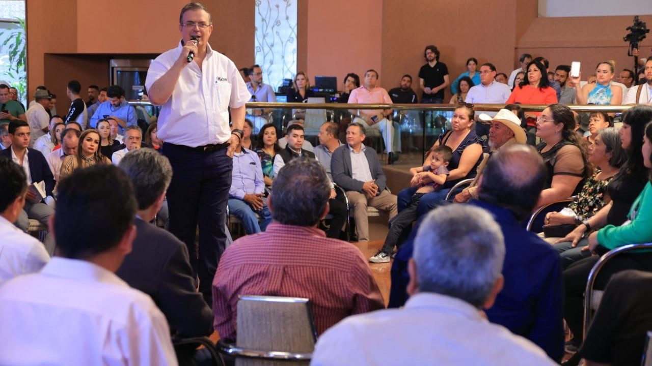 Ebrard da a conocer sus propuestas en materia de salud y educación