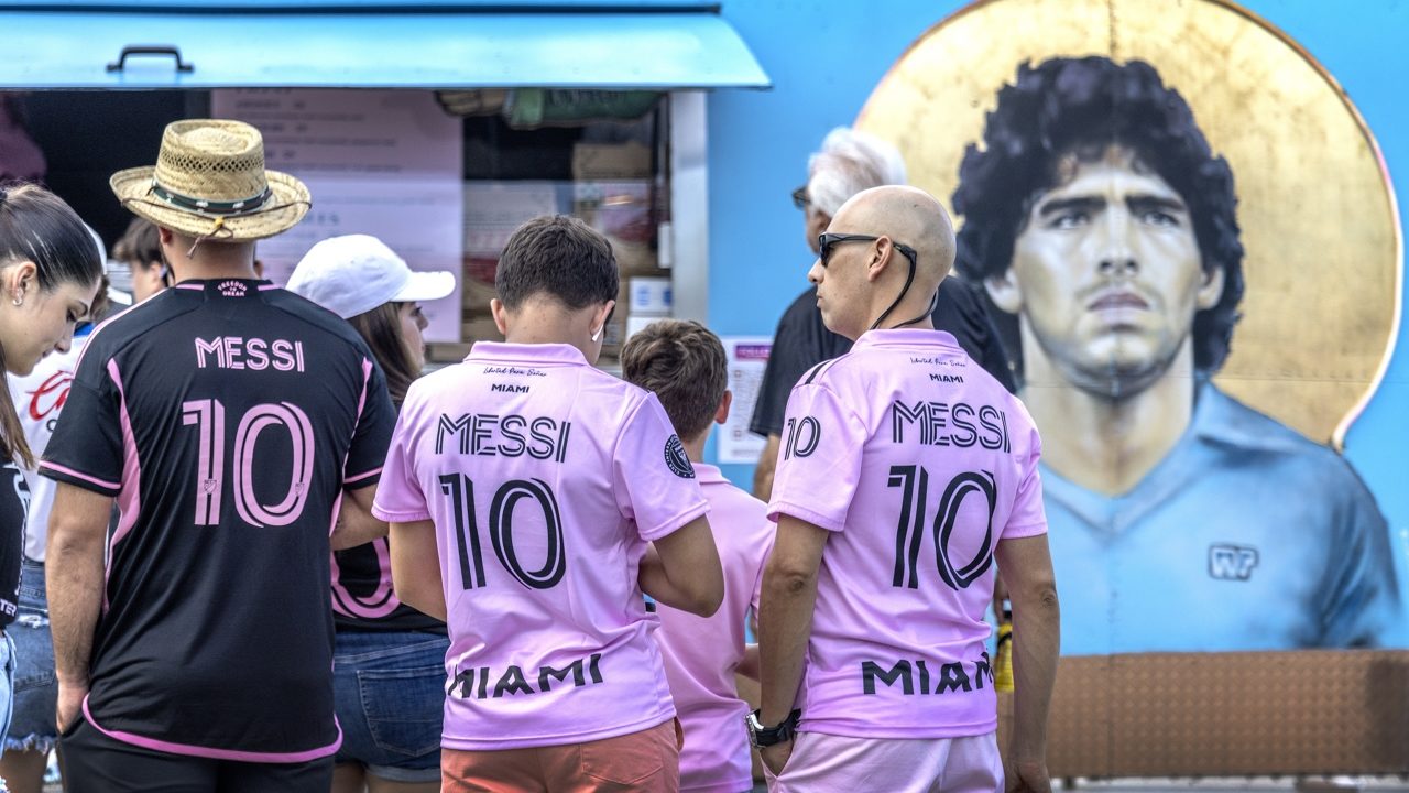 Camisetas a 184 dólares, récord de acreditaciones, famosos… La locura en el debut de Messi