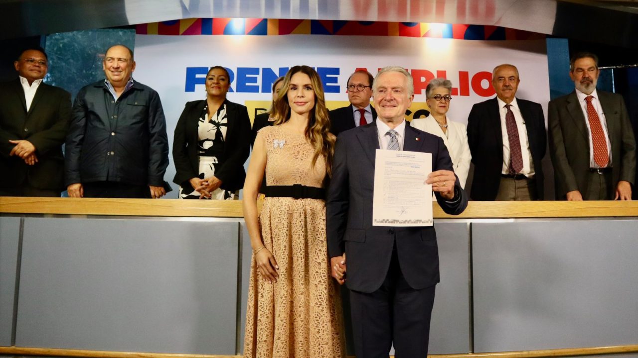 Empieza el conteo de salida de AMLO, dice Creel al registrarse como aspirante presidencial
