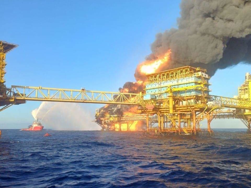 AMLO reporta explosión en plataforma de Pemex en Campeche; hay 4 desaparecidos