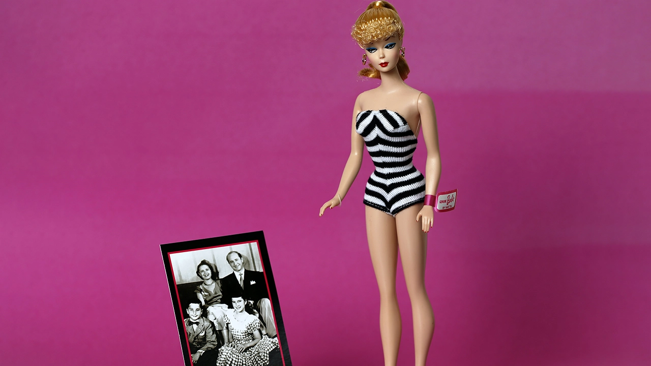 Barbie cumple 65 años en un mundo diverso de muñecas