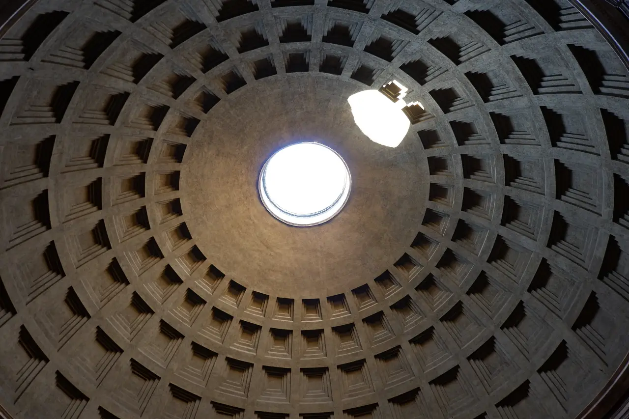 Los turistas viven con resignación el primer día de pago en el Panteón de Roma