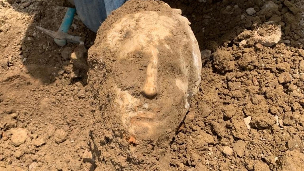 Una cabeza de mármol aparece ‘íntegra’ en unas obras de Roma