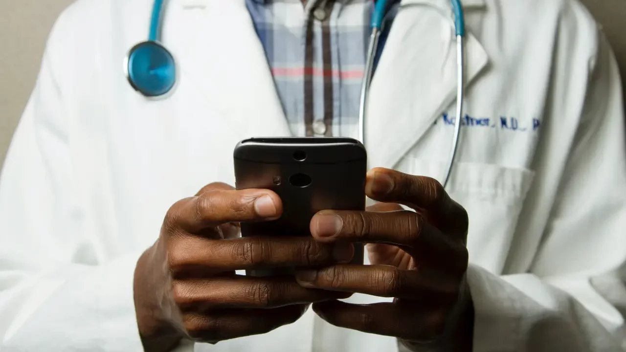Microsoft hará equipo con Harvard para impulsar atención médica y reducir dependencia de OpenAI: WSJ